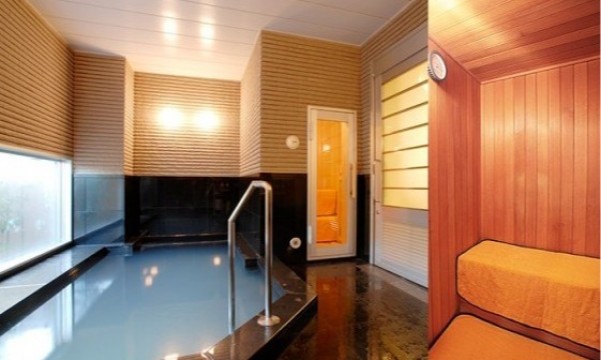 Separate men's and women's public baths (with sauna for men only)